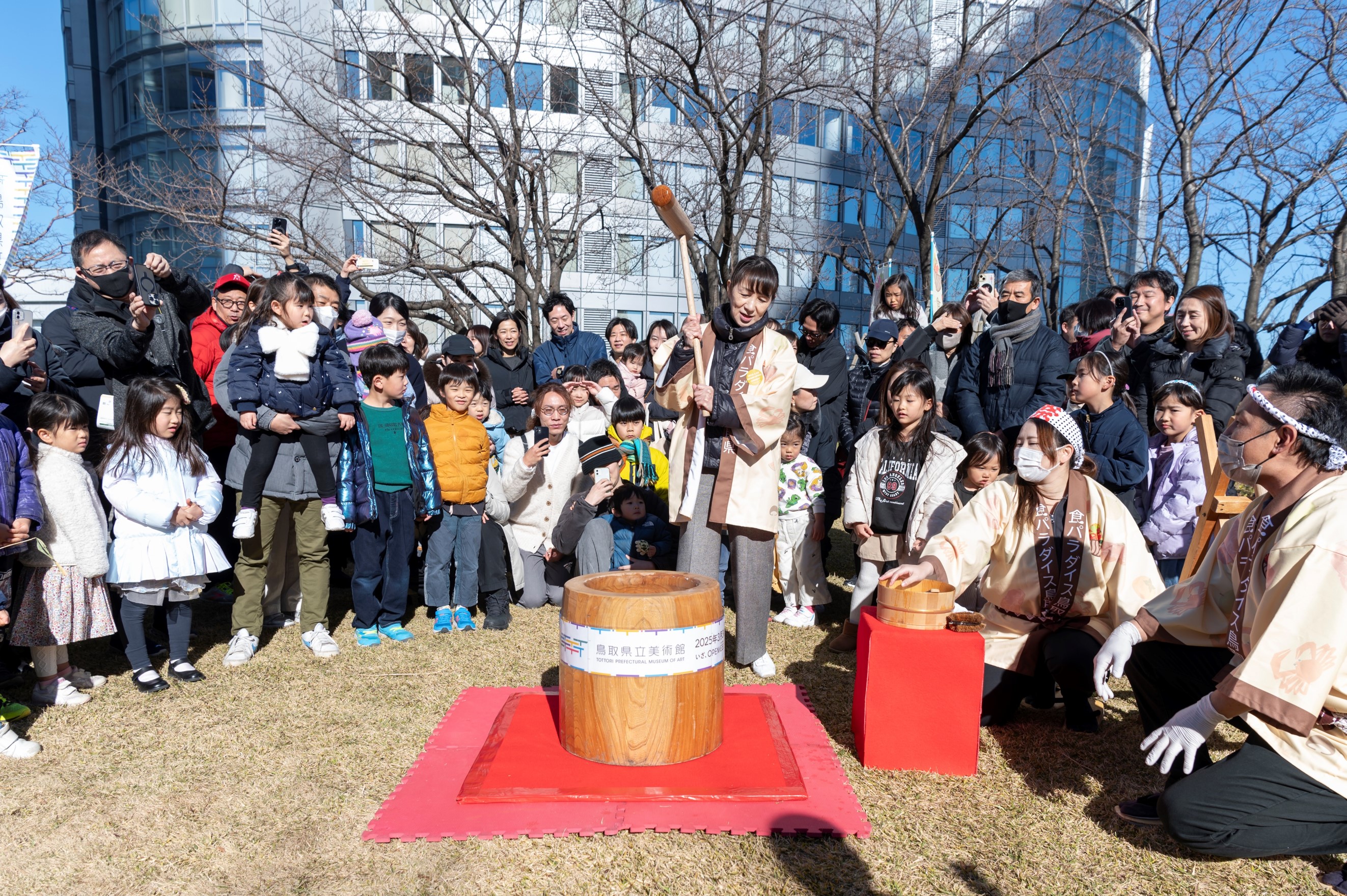 六本木ヒルズ×鳥取県 都心の屋上庭園で新年を祝う新春恒例の食イベント開催！鳥取県産のもち米「ハクトモチ」や郷土料理を振る舞う　地上45mの「もちつき」イベント