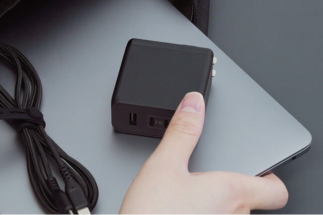 PD100W出力に対応！GaN採用でバッグにもすっぽり収まるAC充電器 OWL-APD100C2A1G-BKを発売。