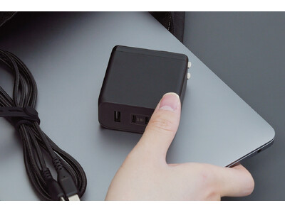 PD100W出力に対応！GaN採用でバッグにもすっぽり収まるAC充電器 OWL-APD100C2A1G-BKを発売。