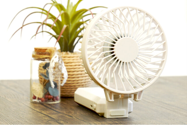 1回のフル充電で1日中使えるほどのロングバッテリー、スマホも充電できるポータブルファン OWL-HF07シリーズが発売。