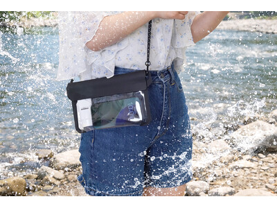 雨の日もアウトドアも、スマートに持ち歩く。IPX5・IPX8準拠の防水サコッシュ2種を発売