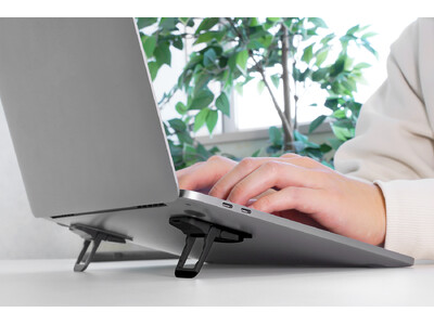 ノートPCに貼り付けたまま使える！3段階高さ調整対応の薄型ミニスタンド「OWL-PCSTD08シリーズ」を発売