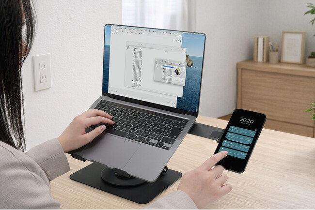 作業スペースを快適に整える。安定感に優れたMagSafeスマホホルダー付きノートPCスタンド「OWL-PCSTD09」を発売