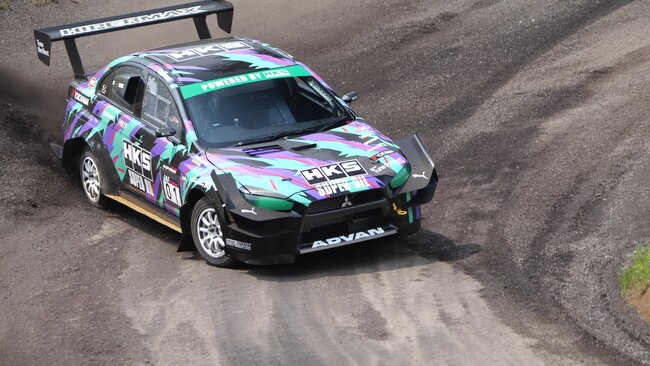 HKS、ジャパンモビリティショーで圧巻のデモラン、3連覇マシン『ランサーエボリューション』登場