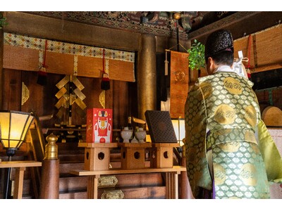 一年のしあわせと健康への願いを込めて、海老せんべい〈ゆかり〉を奉納