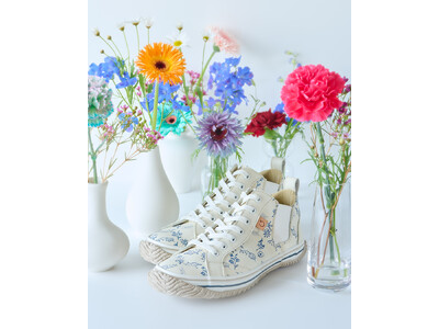 4種の花とロゴをプリントしたオリジナルレザーのスニーカー2種を発売