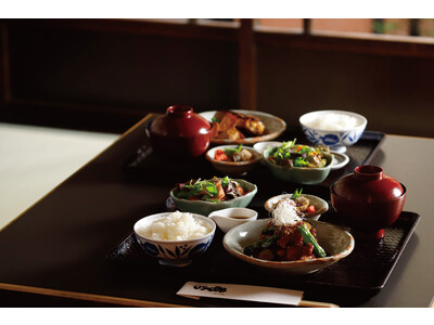 【焼き鳥 串くら】8月21日(月)より、お昼の献立『本日の日替わり定食』をリニューアル。築百有余年の京町家で味わう、料理人の技と趣向を凝らした鶏料理をお愉しみください。