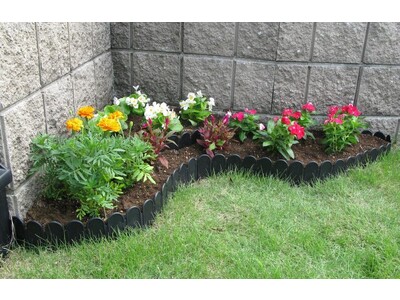 芝の根止めや花壇の仕切りとして大活躍！ハサミでカットでき、直線もカーブも自由自在「Breezy Green　土と芝のボーダーシート」