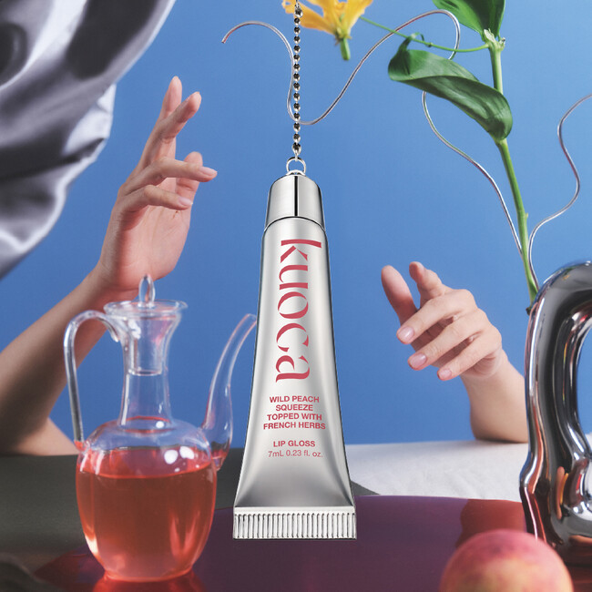 【韓国発kuoca(クオカ)】香り・うるおい・ツヤで“まるで桃みたいな立体唇”を演出。9種類のペプチドやセラミドを含むスキンケア発想のリップグロスが登場。キーリングタイプでリップを身に着ける新提案。