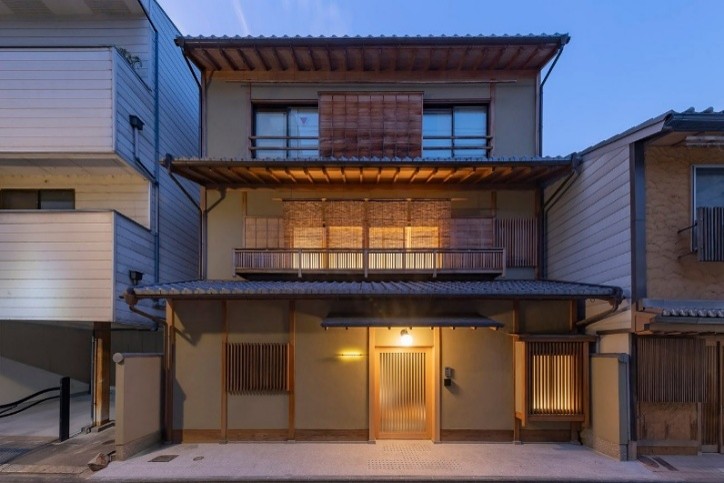 高付加価値インバウンド時代、宿泊施設の価値は“深く休める体験”へ　遠藤照明、京都・宮川町の一棟貸し宿「鈴 京都鴨川 hitotose 夏-Natsu-」の光環境づくりを支援