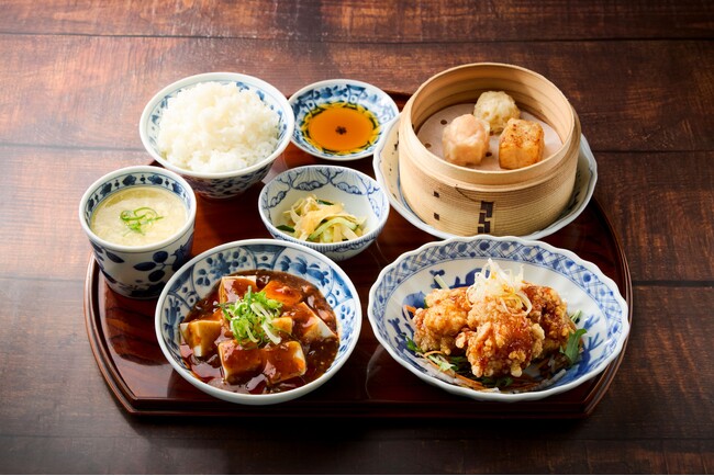 梅の花グループ創業50周年！梅田・阪急三番街の中華料理店「梅香」でメイン料理を2種類同時に味わえる贅沢な定食が、公式アプリでお得に。