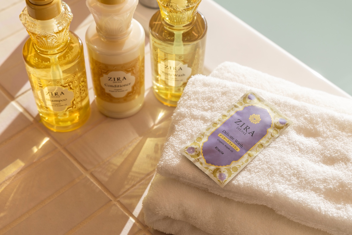 ～宿泊・温浴施設向けアメニティブランド～「ZIRA（ジーラ）」洗練されたオリエンタルデザイン　黄金のオイル美容で光り輝く美しさへ　フェイシャルシリーズリニューアル＆デリケートウォッシュ新発売