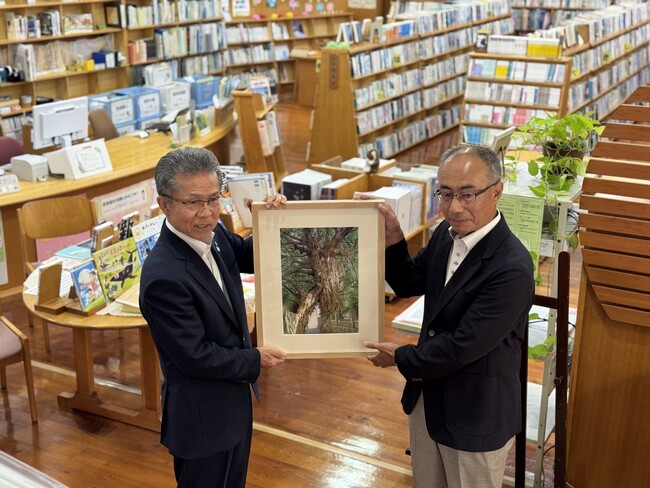 プレスリリース「【長崎県・新上五島町】町立奈良尾図書館で山本二三が描いた『奈良尾神社のアコウ樹』を常設展示へ」のイメージ画像