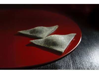 累計42億円を売り上げたおたべのヒット商品「黒のおたべ」おたべ発売60周年を記念し、9月6日より期間限定...