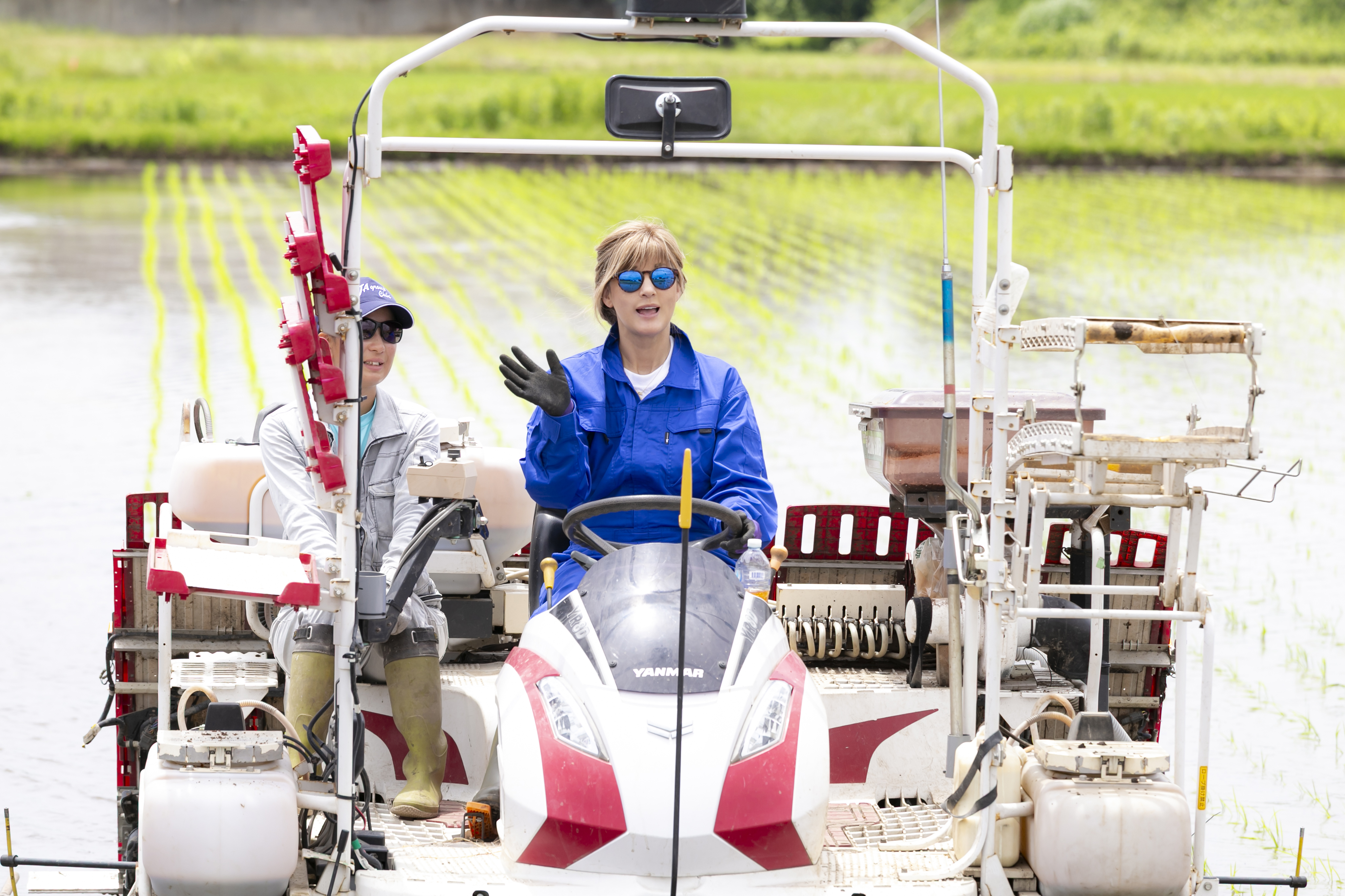 梅宮アンナさんが田植えを初体験！無農薬栽培米の田園「りそうファーム」にご来訪いただきました。