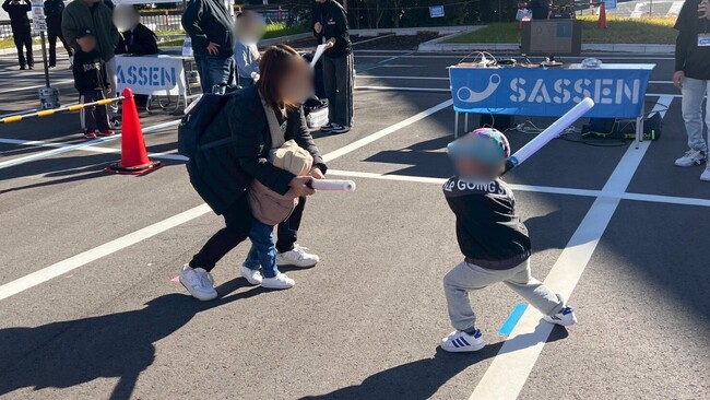 大阪国際空港で開催された「ITAMIそらスポキッズパーク」にて220名がSASSENを体験！ニュースポーツとして子どもたちに大人気！親子参加も多数
