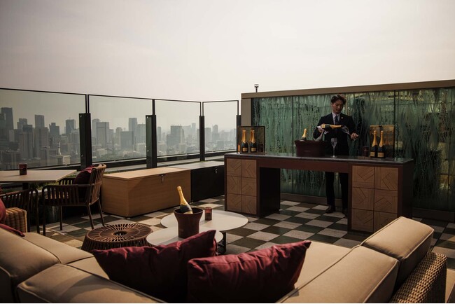 【フォーシーズンズホテル東京大手町】ホテル最上階200メートルに位置するテラス　秋のアペリティーボプラン