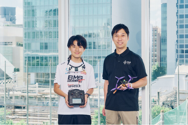 ドローンレース界の新星！高校生レーサー山本悠貴選手とドローンショー・ジャパンがスポンサー契約を締結