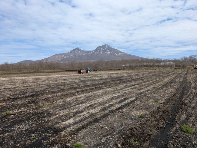 株式会社TOWINGは、日本ハム株式会社と共同で持続可能な畜産・農業の実現に向け高機能バイオ炭「宙炭（そらたん）」の実証実験を開始
