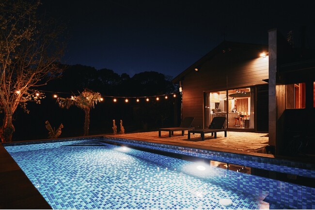 森の灯に温もりを―焚火と暖炉が彩る「THE NEST 森の灯 MUNAKATA by ritomaru」好評につきプール温水化。乗馬プランも加わりアクティビティ充実。福岡の冬の風物詩、牡蠣の旬も到来