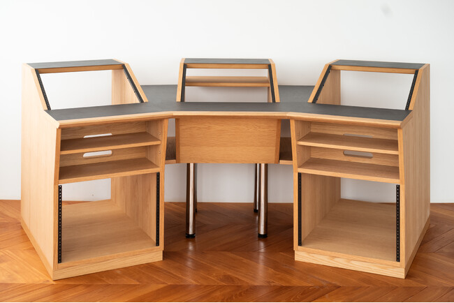 「メードインジャパンの美しい木製ミキシングデスク」DTM家具ブランドPYTHAGORAが新商品「Mixing desk 40U」をECサイトで販売開始