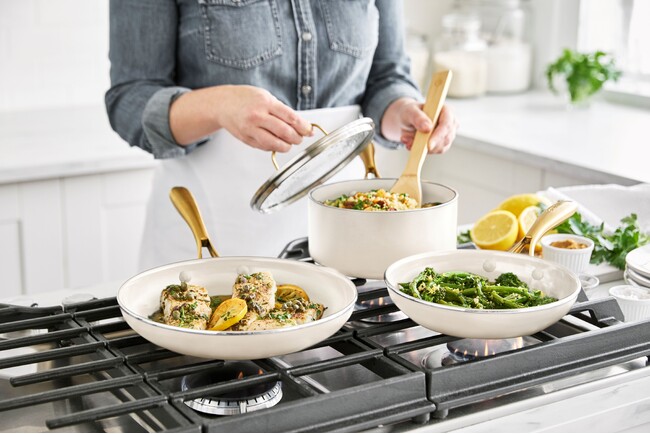 食卓が華やぐ、美しさと機能性を兼ね備えた調理器具グリーンパンの人気シリーズ「Studio(ストゥディオ)」に待望の新色「クリームホワイト」が登場!2025年11月下旬より発売開始