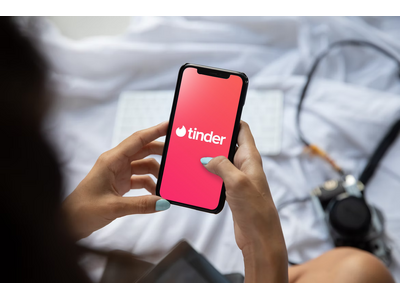 Tinder(R)で最愛の人と出会い結婚した2人のエピソード「Swipe Story」第二弾を公開