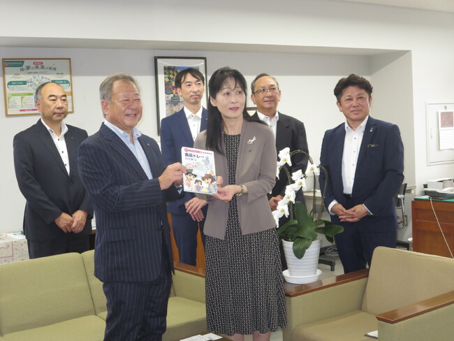 エフピコ・遠鉄ストア浜松市内の小学校96校に学習まんが『食品トレーのひみつ』を寄贈