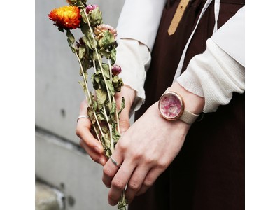 いつも傍らに花を。前田有紀さんのフラワーブランド「gui flower design」とのコラボレーション腕時計『SPICA × gui』より、店舗限定モデルを発売！