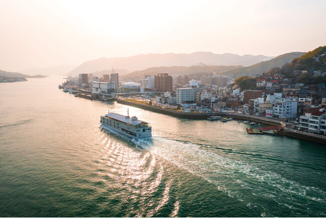 《好評発売中！》「何もしない贅沢」瀬戸内海に浮かぶ海の上の宿 「guntu」／2026年２月4日出発限定