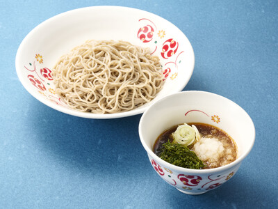 毎年9万食販売する「ピリリと辛い海苔つけそば」が今年も登場！ 夏野菜をヘルシーに味わう「山形だしのネバトロそば」も発売！さらに、期間限定で全商品「麺特盛（＋1玉）」が50円お得に。