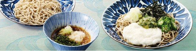 今年も帰ってきた！いろり庵きらくの夏の風物詩！昨年9万食売れたピリ辛が癖になる「海苔つけそば」が再登場！さらに、期間限定で全商品「麺特盛（＋1玉）」が50円お得に。