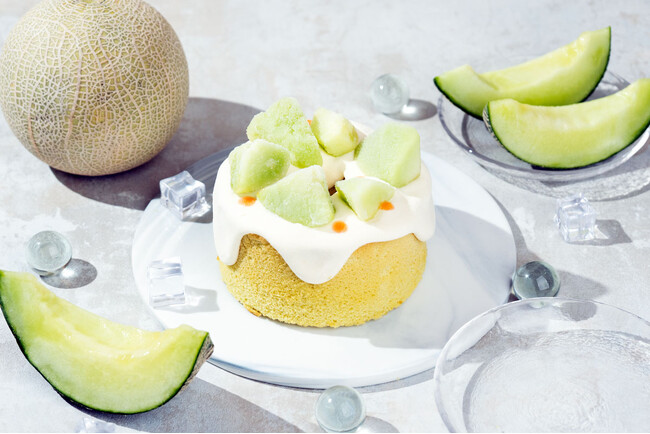 【夏季限定】凍ったまま食べるシフォンケーキ『Frozen MEGA Melon』を6月12日(金)より発売。2年ぶりの復活となる、驚きの“MEGA”メロン体験。