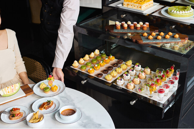 「La Jyho Terrace」にてデザートワゴンでプレミアムな午後のひとときを愉しむ夏のスイーツビュッフェ「The Royal Lounge ～Sweet Symphony～」を開始