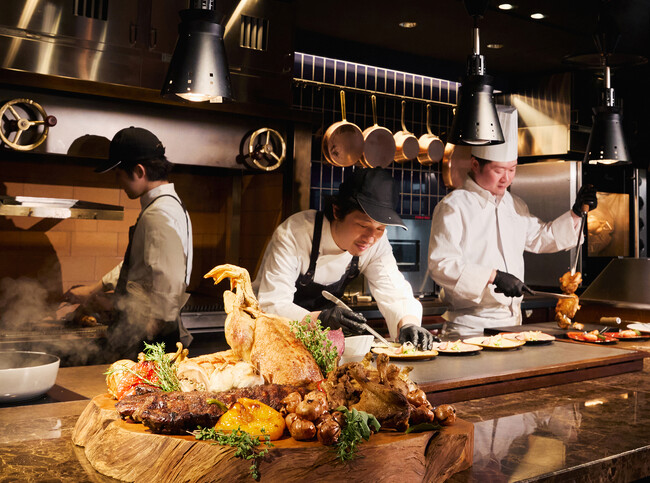 ラジョウ ライブキッチン「THE THEATER BUFFET -Summer-」6月25日(木)より夏の新章が開幕、和牛をはじめとする和・洋・中の多彩な肉料理が30分毎に登場する“劇場型”ビュッフェ
