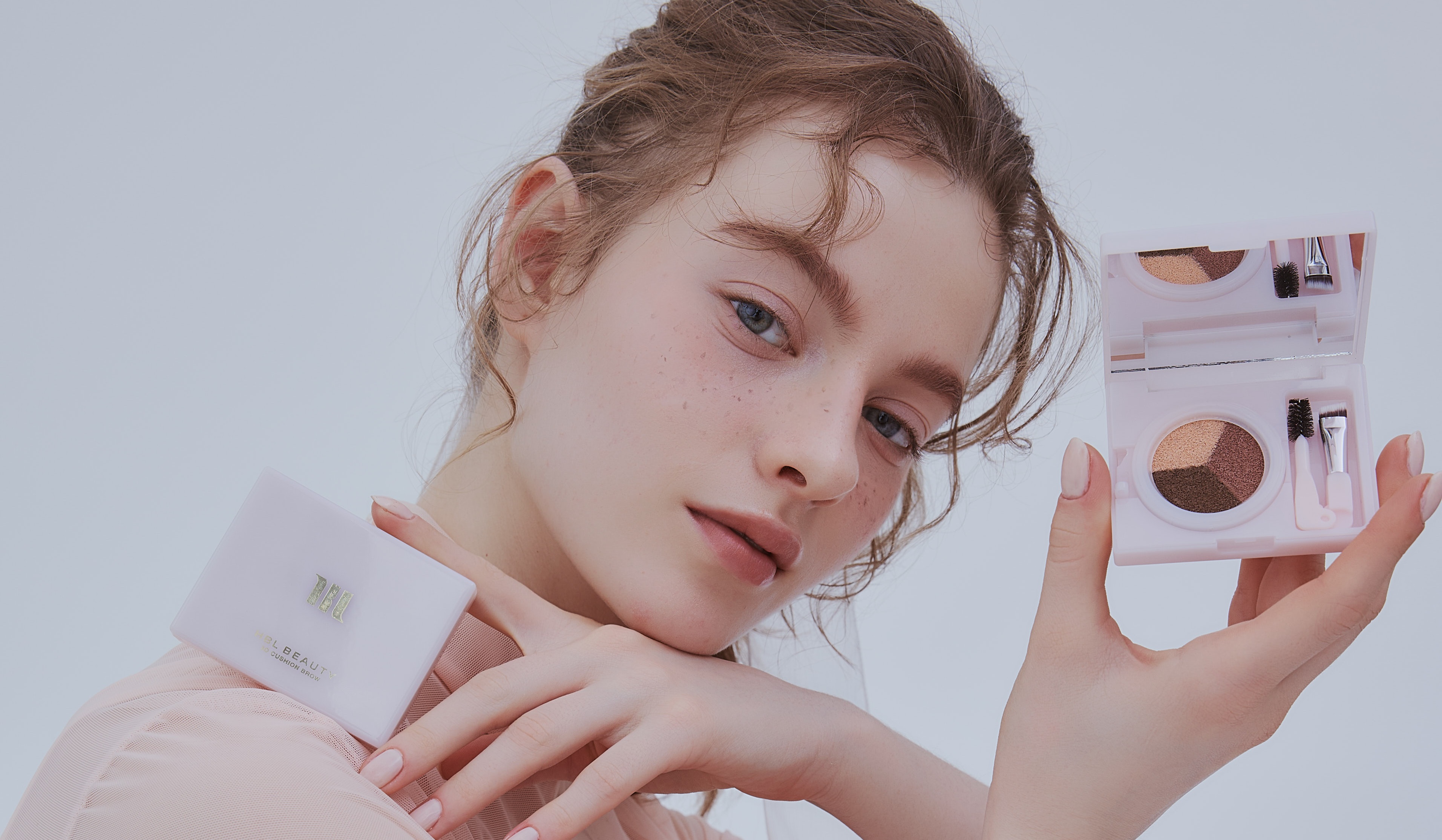 HBL BEAUTY「3D クッションブロウ(R)」新色が登場！スフレのようにふんわり仕上がるスフレクッション。3月23日より全国発売開始。