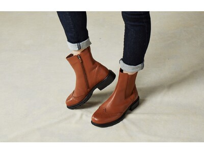 ボリュームソールを採用したミドルブーツが登場。履き心地とスタイルアップを目指したサイドゴアブーツを発売