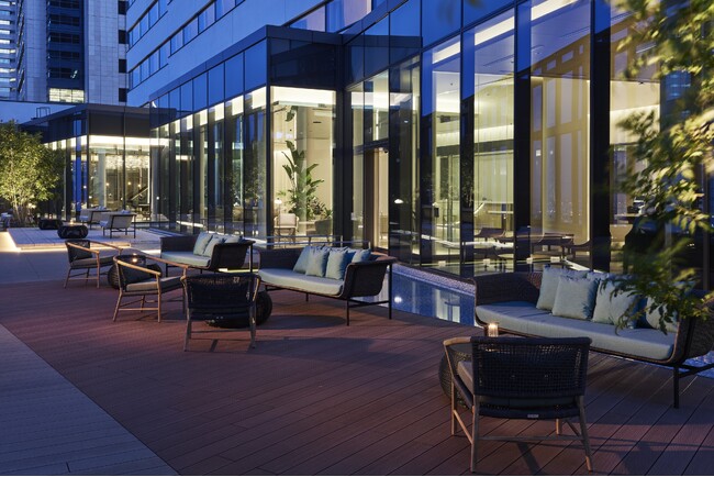 みなとみらいの風と音楽に包まれて港を望むテラスで聴く、心満たされるギターの生演奏