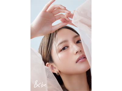 ＜＆be（アンドビー）＞“しっとり質感＆繊細パール”で上品なツヤ肌を演出するパウダーハイライターが登場！