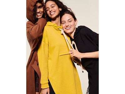 【MAX&Co.から新作ニュース】ウォータープルーフのポンチョが ついた、ハイブリッドフーディ