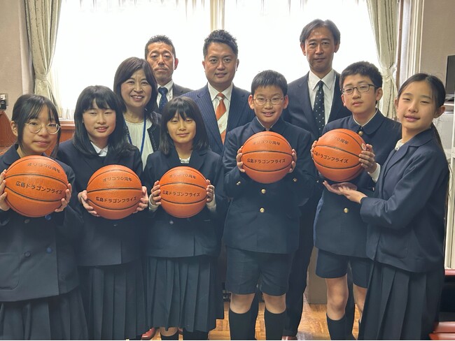 オリコ、創業７０周年記念創業の地広島市の公立小学校１４校へ広島ドラゴンフライズとのオリジナルバスケットボールを寄贈