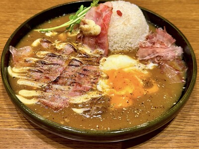 「カレーで、月見。」古き良き日本の“出汁”と“月見”が出会う。