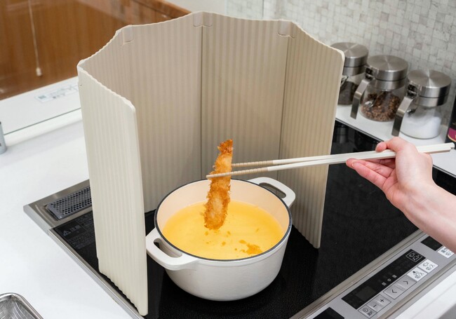 [新発売] 油はねを防ぐだけじゃない！IHトップもシンクも傷付けない『樹脂製』油はねガード