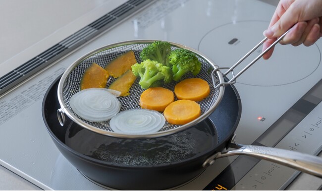 [新発売] 蒸し料理を、もっと身近に。食洗機OKの“使い倒せる盆ざる”登場