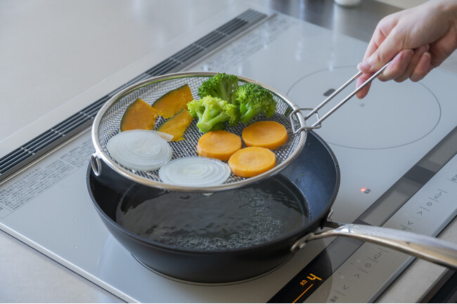【新サイズ登場!】麺の湯切りや蒸し料理に便利な「すっきり暮らす盆ざる」から、小分け調理に便利な16cmサイズが新発売!