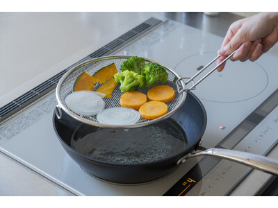 【新サイズ登場！】麺の湯切りや蒸し料理に便利な「すっきり暮らす盆ざる」から、小分け調理に便利な16cmサイズが新発売！