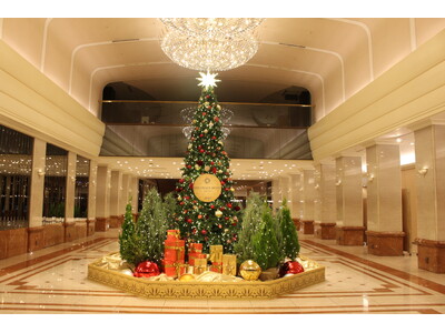 京王プラザホテルに灯る“赤とゴールドの森”- 高さ約5mのツリーと英国リースが彩る、心ほどける聖夜 -