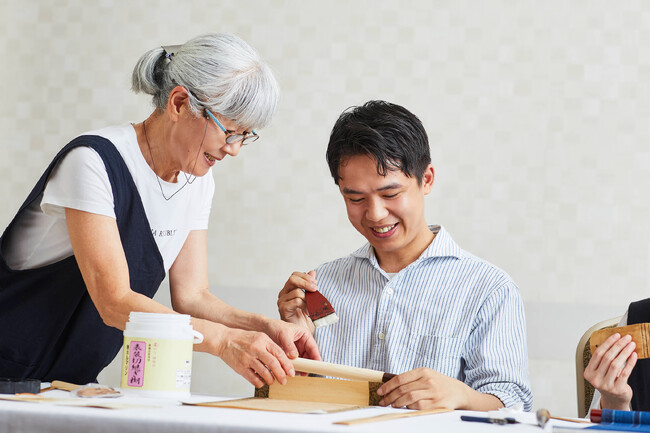 ホテルで日本の文化と芸術に触れる。扇子絵付けや沈金技法など、アーティストと共に作品を作るワークショップ。2026年1月～4月の開催内容を決定