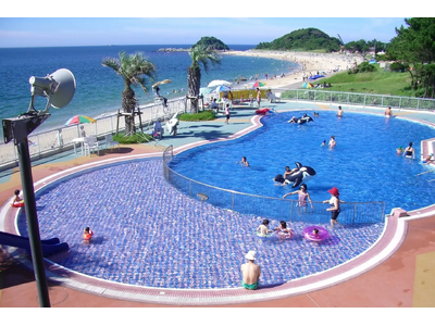 プールもビーチも温泉も楽しみつくせ! 最高の夏休みの思い出をつくろう! 休暇村志賀島ではプール・海水浴場...