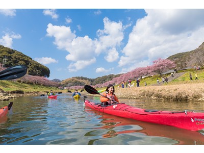 河津桜×カヤック、約８００本の河津桜を川面から見上げるときめき体験　休暇村南伊豆 体験プログラム「みなみのさくらカヤックツアー」２月５日より実施